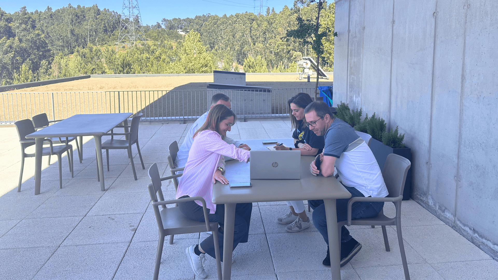 Reunião de trabalho no exterior das instalações da Arentia