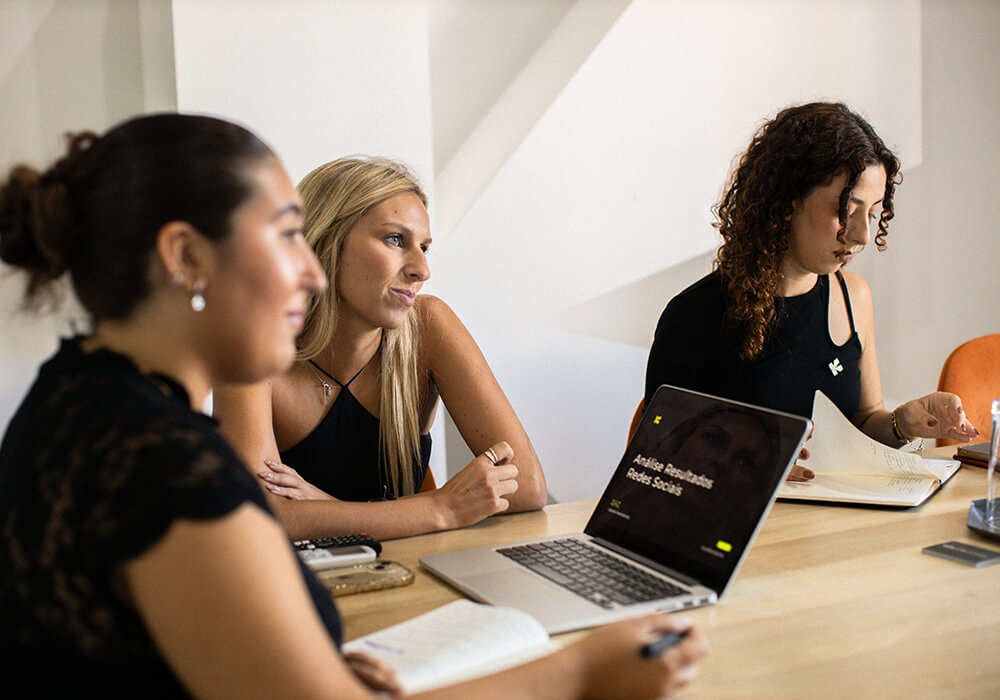 Equipa KOR Creatives em reunião com clientes