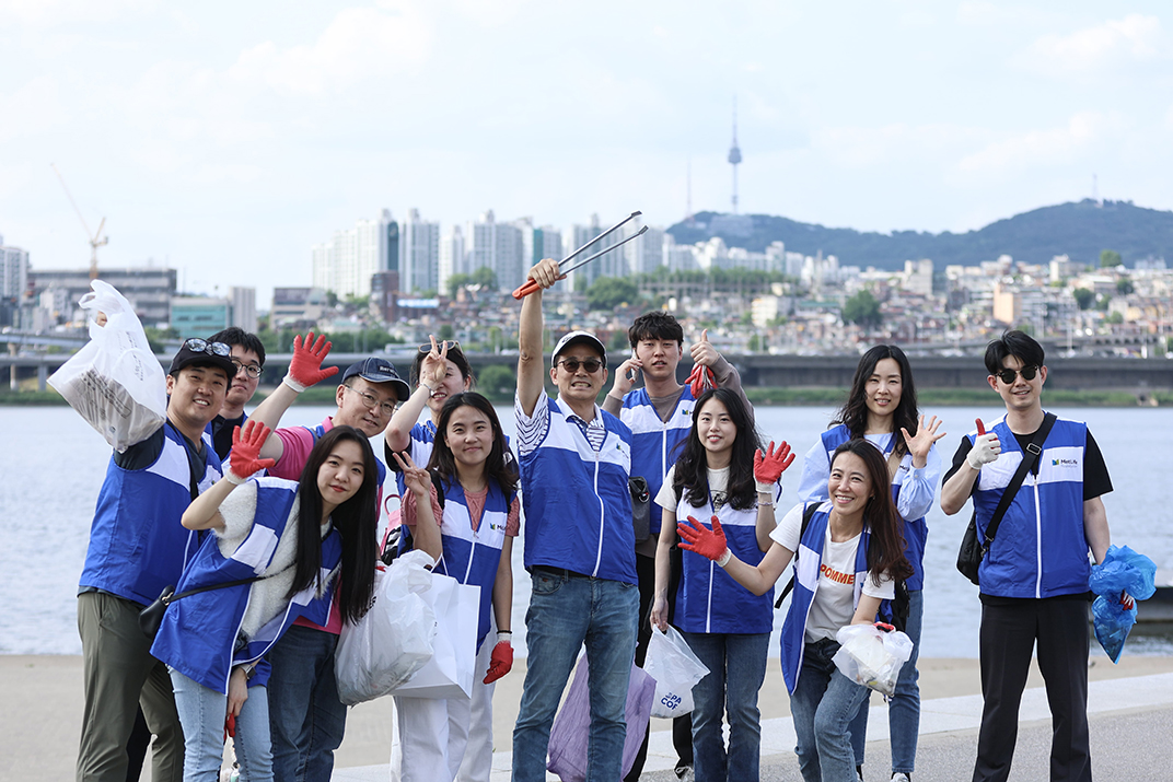 Equipa da MetLife a voluntariar-se em atividades de sustentabilidade e recolha de lixo